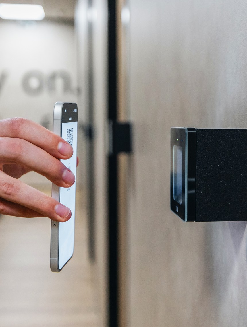 Otevření podu telefonem přes QR u dveří
